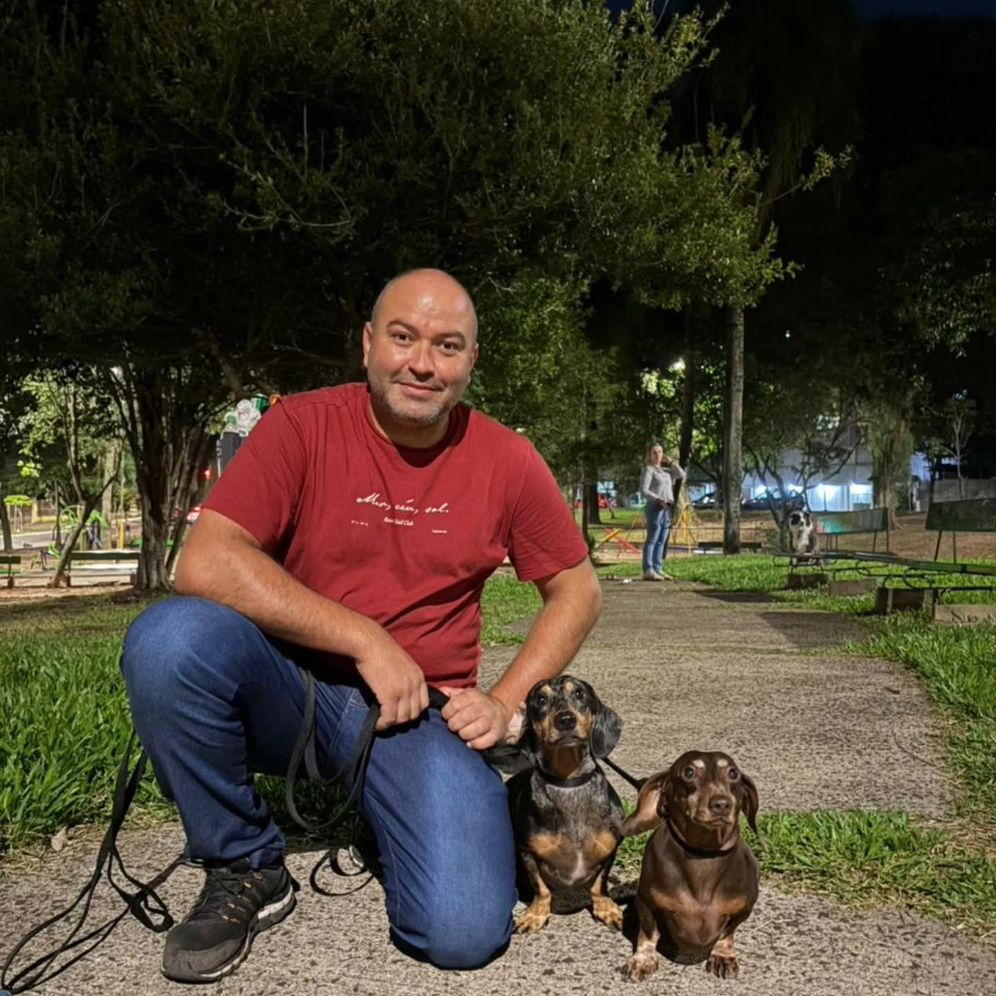 Marcelo Oliveira com seus cães no parque em Porto Alegre