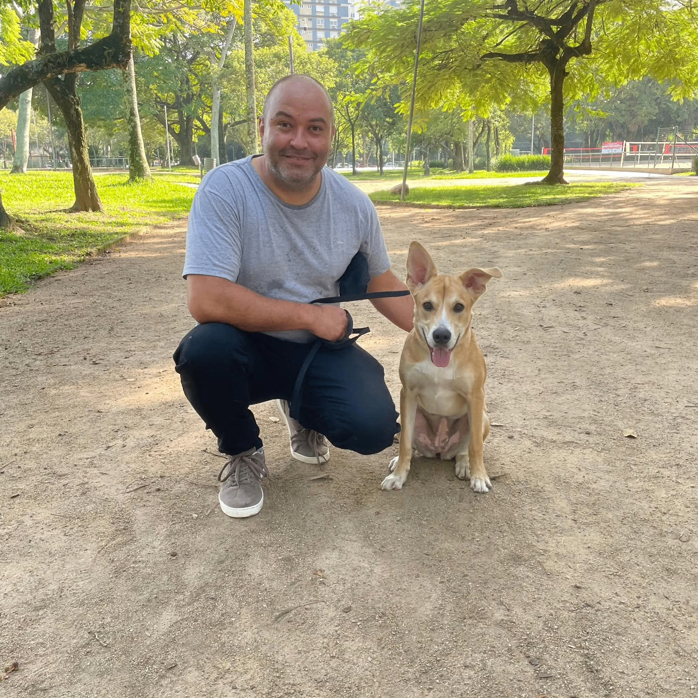 Marcelo Oliveira com um cão treinado no parque em Porto Alegre